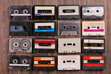 Obraz premium Set of old audio cassettes on wooden background