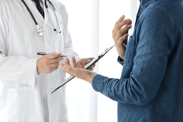 医者に説明をする患者