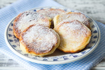ruddy cheesecakes with powdered sugar and berries.