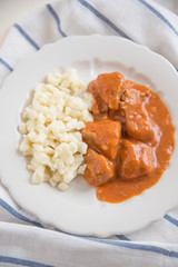 Gulasch mit Nockerl