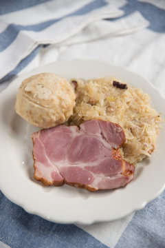 Geselchtes mit Kn&ouml;del 