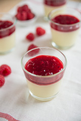 Panna Cotta mit Beeren