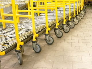 Aufgereihte gelbe Einkaufswagen vor einem Getränkemarkt in der Sudbrackstraße im Stadtteil...
