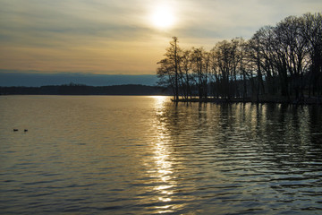 Sole al tramonto sul lago.