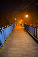 Ponte illuminato di notte.