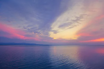 Crédence en verre imprimé Mer / coucher de soleil Beau coucher de soleil sur la mer violette.