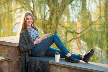 Obraz premium beautiful girl with a laptop and coffee