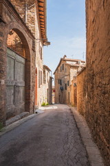 Fototapeta na wymiar Old streets of greenery a medieval Tuscan town 