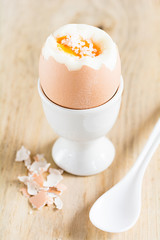 Ein hart gekochtes Frühstücksei in einem Eierbecher.