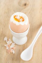 Ein hart gekochtes Frühstücksei in einem Eierbecher.