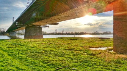 Leverkusen Rheinbrücke A1 mit Sonne