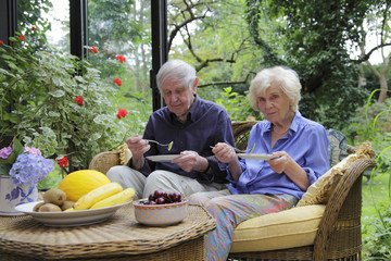 Senior Ehepaar isst gesund
