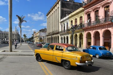 Fototapeten Altes Auto in Havanna. Kuba. © unverdorbenjr