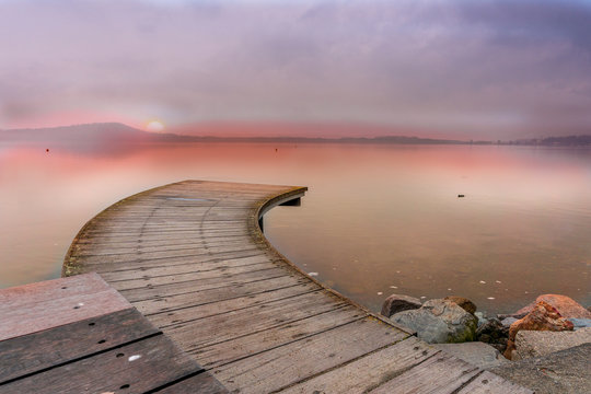 Lago di viverone al tramonto, tramonto sul lago, lago al tramonto rosso, tramonto primaverile cielo rosso, acqua al tramonto