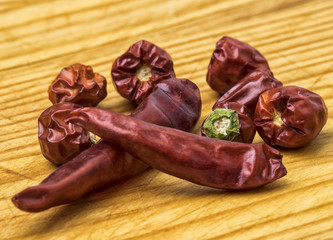 Guindillas rojas sobre tabla de madera
