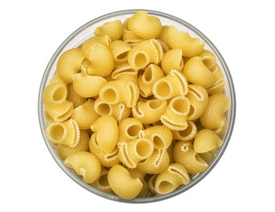 Pasta caracolas en fondo blanco