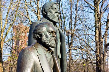 Karl Marx und Friedrich Engels / Statue / Berlin