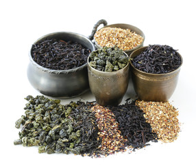 different varieties of dry tea (black, white, green)