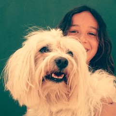 Niña con su mascota