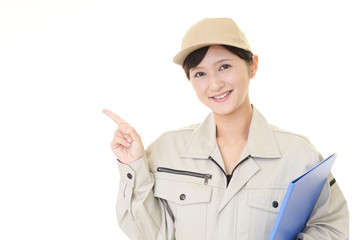 指示する笑顔の女性作業員
