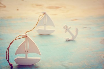 kleine Segelboote - Reisen - Grußkarte - Konzept Hafen der Ehe, Hochzeit, heiraten oder...