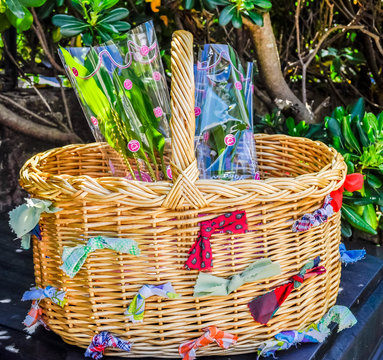 Panier avec des brins de muget.