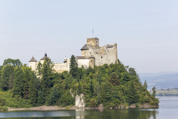 Fototapeta na wymiar Castle in Niedzica on the lake Czorsztynskie, Poland