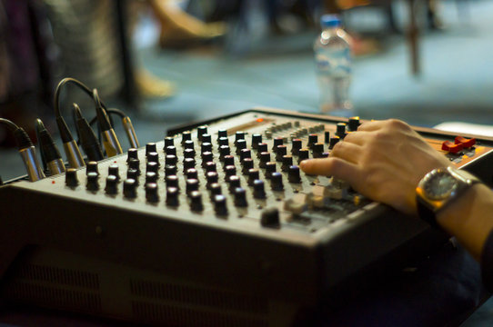 Portable sound mixing console