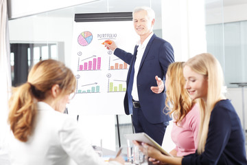 Obraz premium Giving presentation