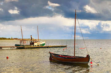 Obraz premium Anchored boats on shore of the sea