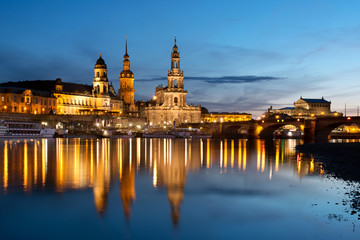 Fototapeta na wymiar Dresden Blick über die Elbe auf die Altstadt-Deutschland