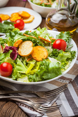Mixed salad with croutons.