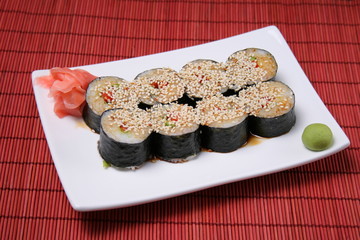 Japanese seafood sushi./Japanese seafood sushi roll.