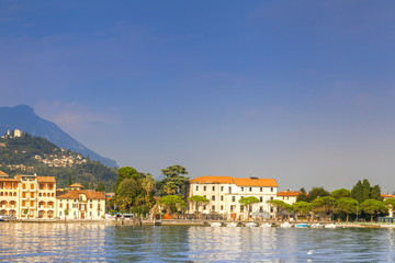 Fototapeta na wymiar City lake Garda