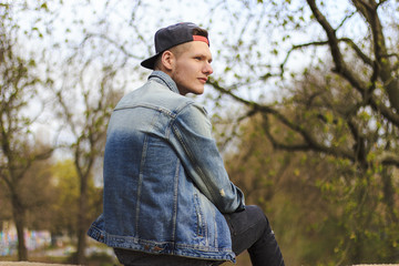 Fototapeta premium Junger Mann im Park