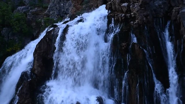 kayadan &ccedil;ıkan buz gibi doğal su
