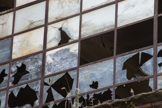 Vedrata con vetri rotti