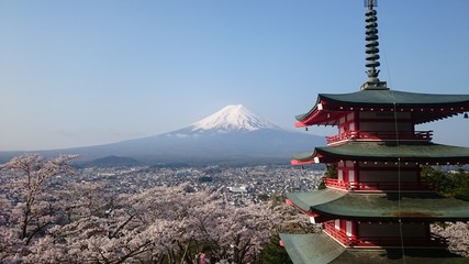 富士山と桜と五重の塔