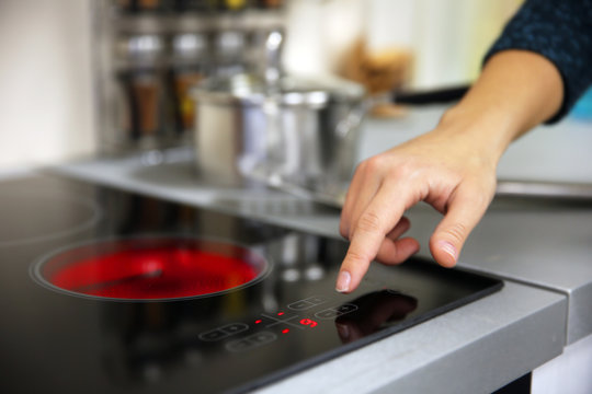 Electric Stove In Kitchen Closeup Stock Photo - Download Image Now -  Electricity, Stove, Appliance - iStock