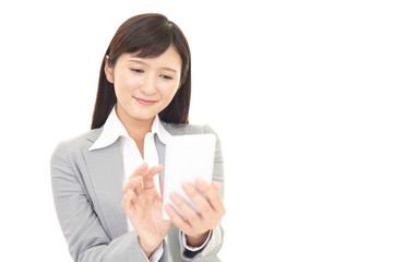 スマートフォンを持つ女性