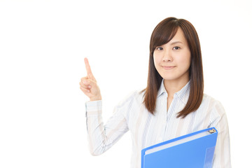 指示する笑顔のビジネスウーマン