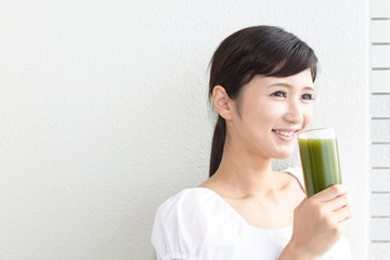 野菜ジュースを飲む女性