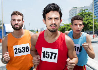 Drei Männer beim Marathonlauf
