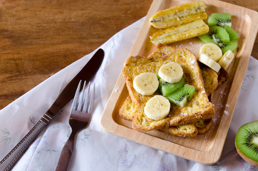 French toast with banana and kiw