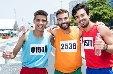 Drei Männer nach dem Marathonlauf