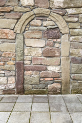 Zugemauerter Bogen in einem alten Mauerwerk 