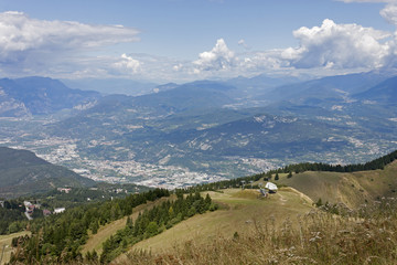 Fototapeta na wymiar Veduta della valle di Trento dal monte bondone