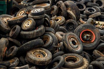 Reifen auf Schrottplatz