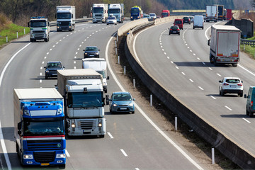 Lastwagen auf der Autobahn