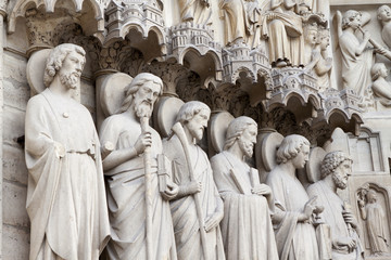 Particolare del portale centrale della Cattedrale di Notre-Dame a Parigi con le statue degli...
